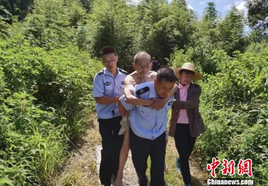 警方将老人背下山。警方供图