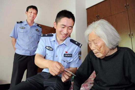 山区人口外移_贫困山区的孩子图片