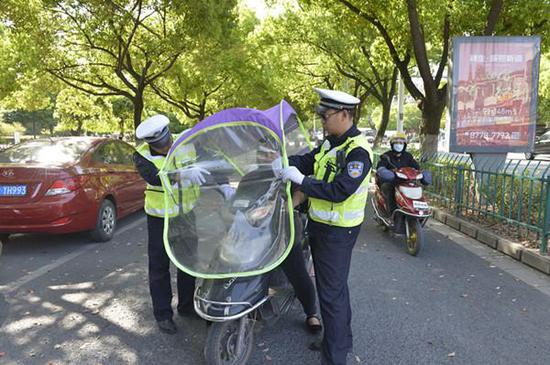 诸暨200余位车主主动拆除电动车遮阳棚