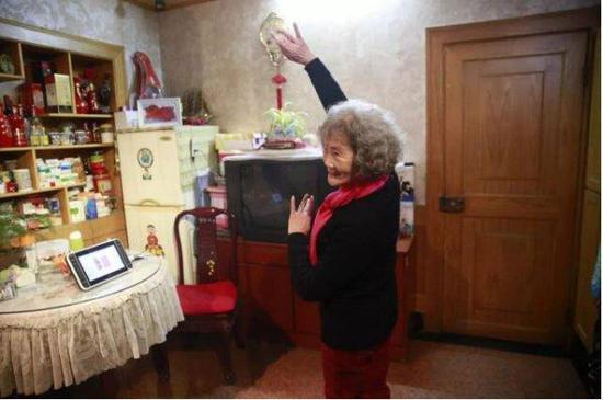 胡晖在家练习舞步。