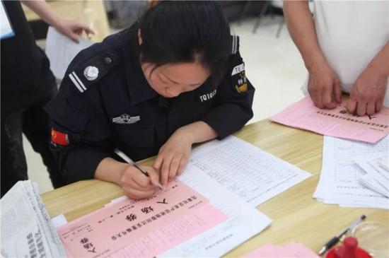 ▲居民们排队领取抽取回迁安置编号现场的入场券。