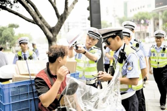 电动车集中整治首日现场。 王田维 摄