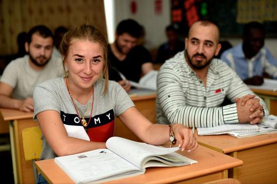 意大利德国双重国籍奈拉青春在商海中飞扬