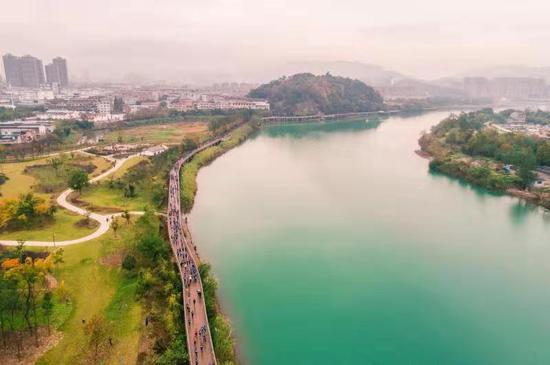 图为:穿越神仙居,纵情山水间。浙江省仙居县委宣传部供图