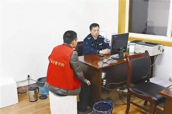 毛卓云与在押人员谈心。