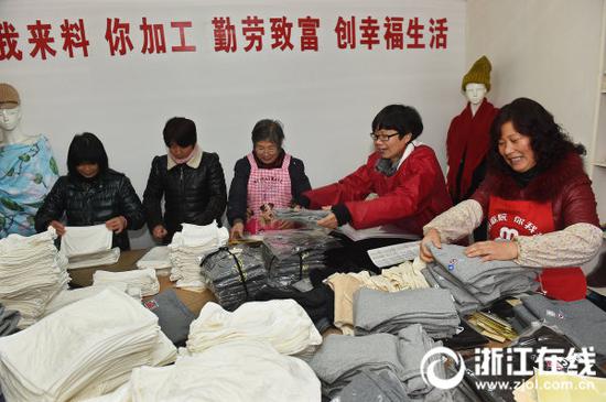 杭州富阳新登镇为妇女们承接一些来料加工业务,帮助她们提高收入。(资料图)记者 吴元峰 摄