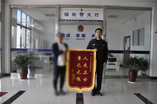 图为受害人向民警表示感谢 奉化公安供图