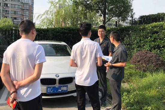 张某到杭州法院交车。 萧山法院 供图