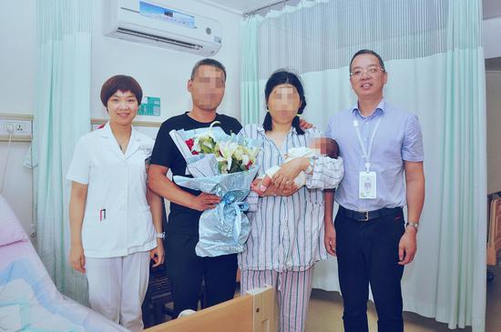图为:38岁肝移植患者顺利生下二胎。台州市第一人民医院供图