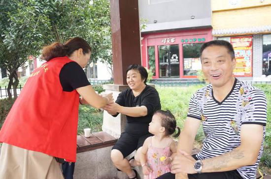 图为:义工开展献爱心送凉茶服务活动现场。高跃贵 摄