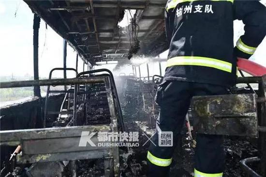 现场大巴车烧得只剩下车架。