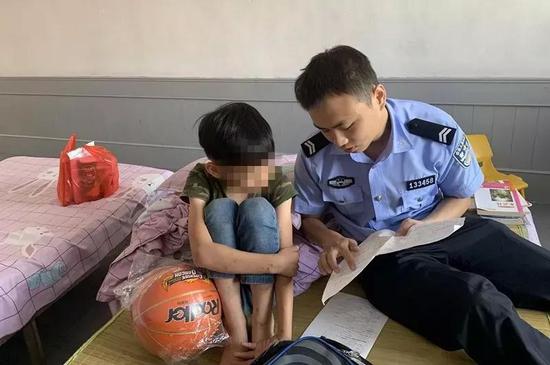 民警看望照顾被拘嫌疑人的小孩