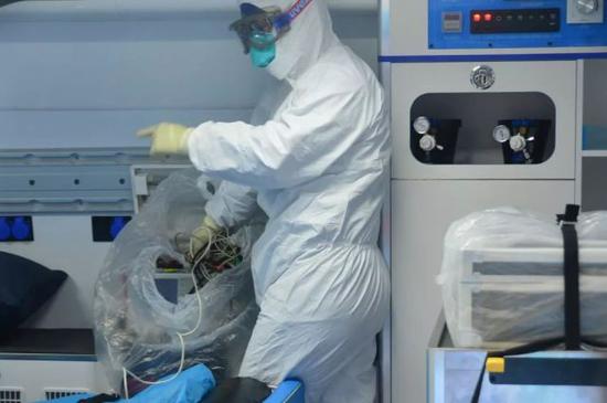 ▲中心医生殷然在车内准备监护设备