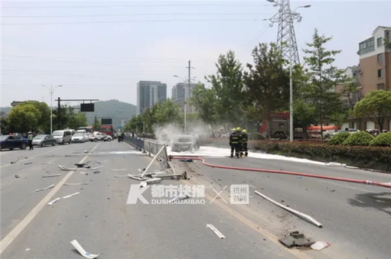 杭1辆新能源汽车冲撞中变传世护栏后起火烧成空架 车内2人送医