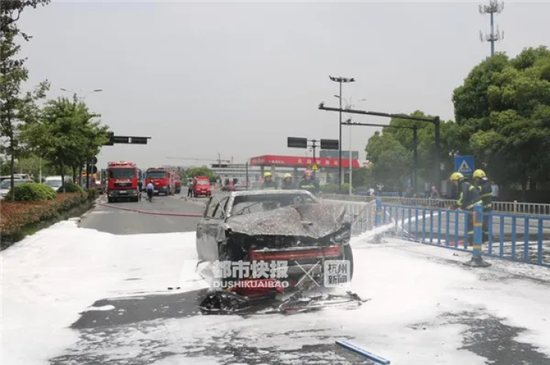 杭1辆新能源汽车冲撞中变传世护栏后起火烧成空架 车内2人送医