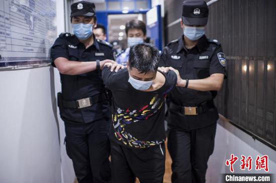 抓获犯罪嫌疑人。宁波公安供图