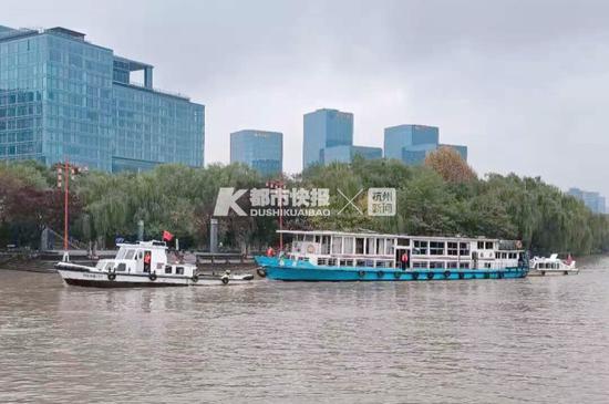 駛過遠洋樂堤港一帶的“龍井號” 攝影 金之江