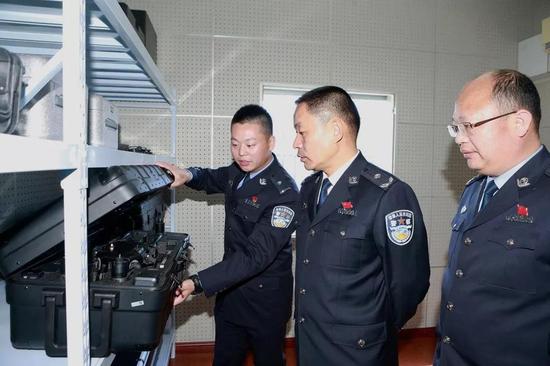 伍建利调研市人民警察培训学校和市局特警支队