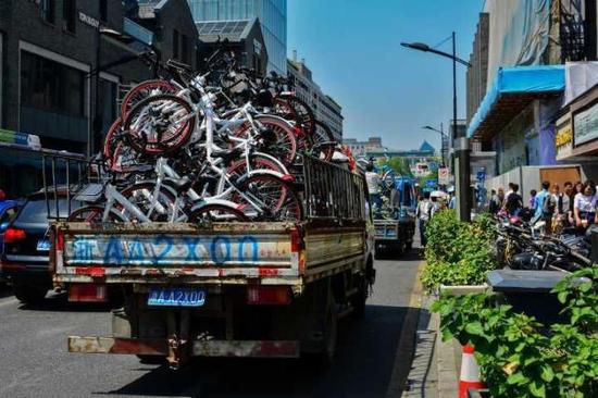 去年五一,杭州清缴乱停乱放的共享单车。