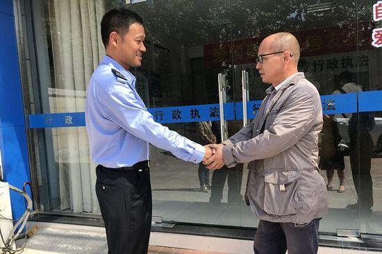 小贩与城管之间的对立矛盾,一直是让人关注的话题,也时常引发新闻事件。