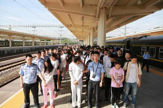 历经38小时,2000多公里,5月4日,125名犯罪嫌疑人被押解回金华浦江。