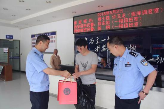 目前,郑某因涉嫌妨碍公务已被刑事拘留。(叶明銮)
