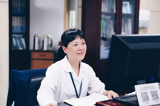 儿子给妈妈拍的工作照