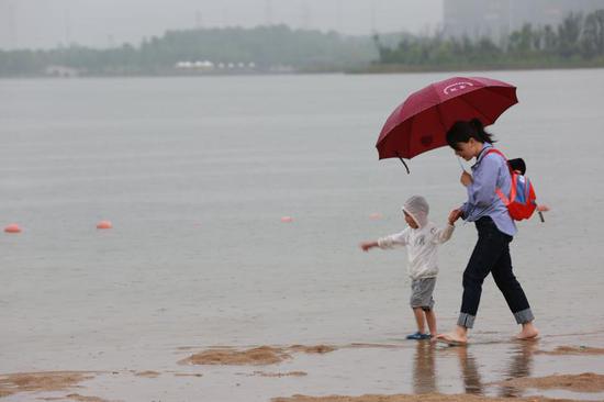 《雨中》 钱卫革 摄于 金华