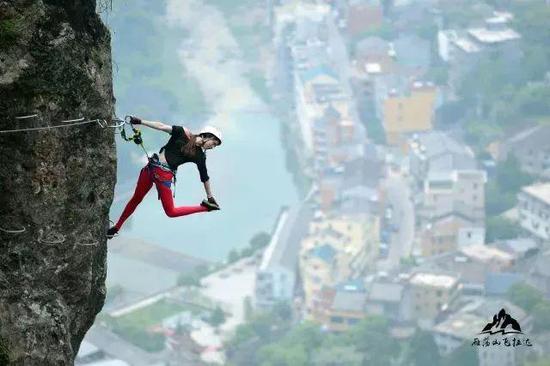 温州这群年轻人爱上玩飞拉达 在雁荡山上飞檐走壁