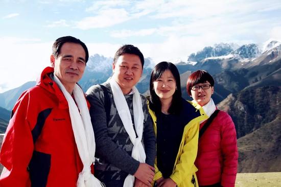 (吴伟和浙大邵逸夫医院志愿者在赶赴西藏昌都的路途上)