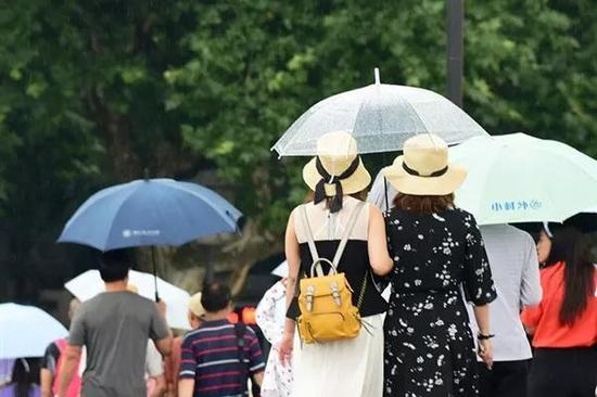 昨天傍晚杭州下了一场阵雨。摄影 快拍小友里尔
