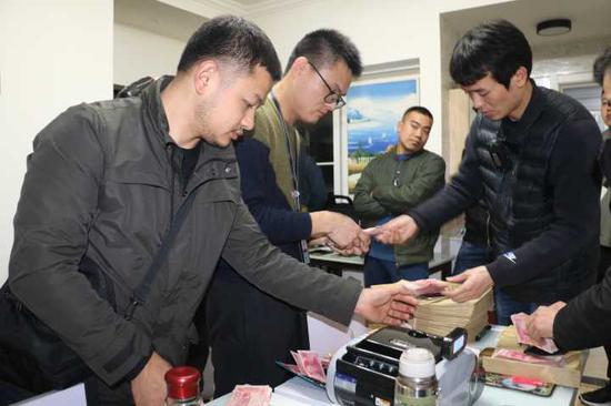●赌场隐藏在小区居民楼内,