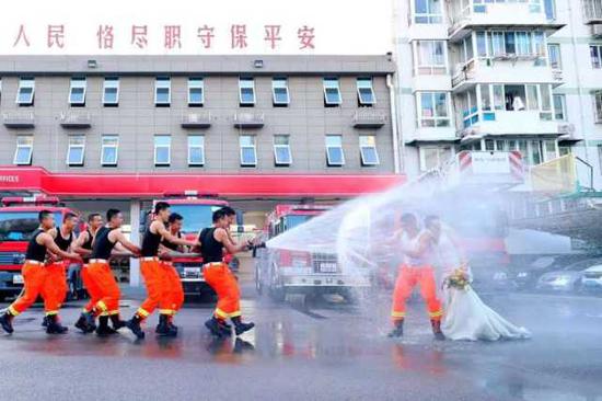 消防队婚纱照_炎炎消防队