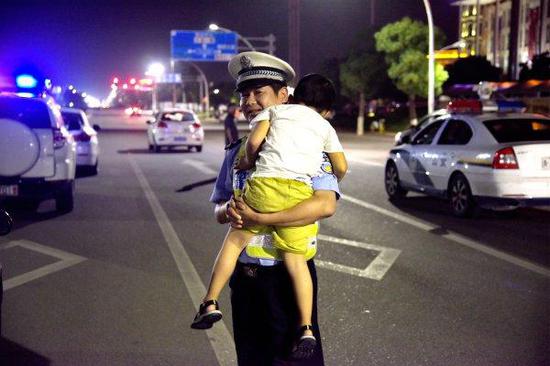 台州市温岭交警路边执勤查酒驾