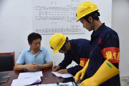 杭黄铁路浙江段首座配电所施工人员。 中铁电气化局集团一公司提供
