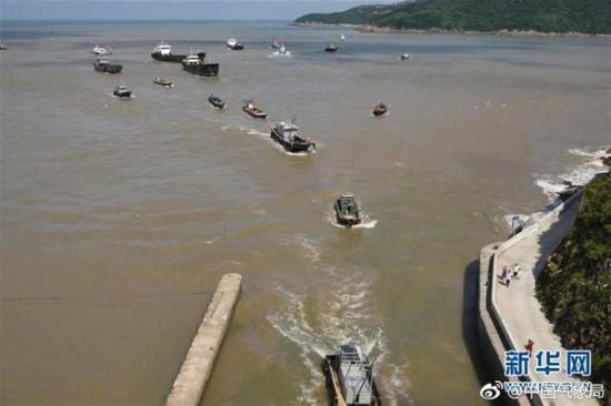 浙江台州渔船回港避风