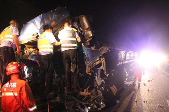 台州小伙持小车驾照开半挂车上高速 碰撞后身