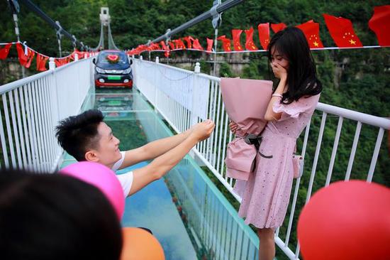 磐安灵江源汽车开上横跨峡谷的玻璃桥