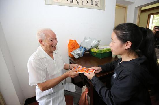 小樱桃将自己亲手缝制的鞋垫送给爷爷。