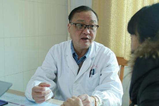 外科专家林乃弓在瓶窑院区坐诊。
