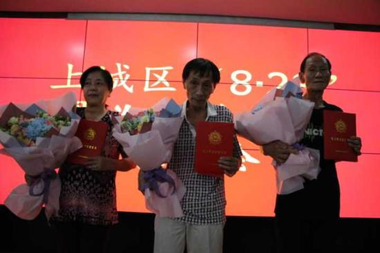 (中间是李勇民师傅,左边是邢惠亚大姐,右边是鲍志校大伯)