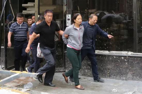李艳滨被警方控制。