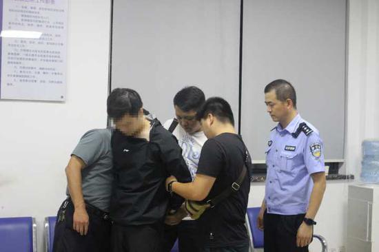 落网后,男子对抢劫金店的犯罪事实供认不讳。