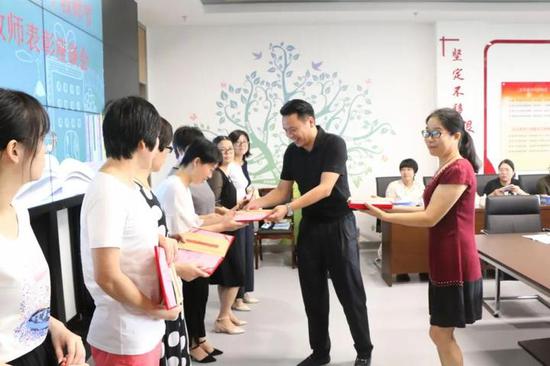 上虞经济开发区(曹娥街道)表彰三十佳优秀教师