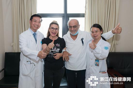 黄河教授(左一)、胡永仙医生(右一)与Fares夫妇