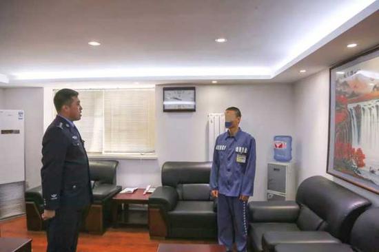 (图:母子相认,百感交集)