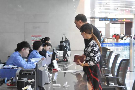 岭市出入境管理大队实现 开心跑一次 的服务_