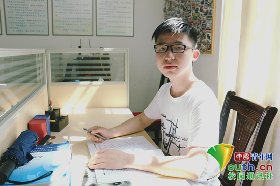 图为广东医科大学赵壮杰在学习新闻知识。本人供图