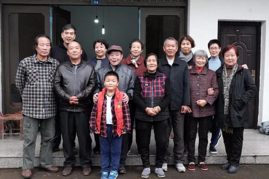 胡汉英和胡汉平在招士湾 和闾儒香的表妹表弟及家人合影