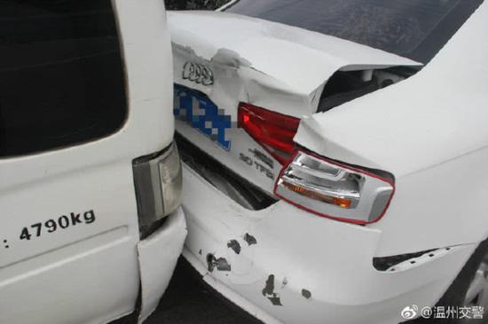 温州交警 立即联系了消防部门,经过20多分钟的努力,成功救出被困司机。